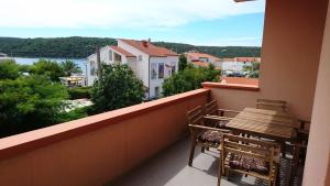 a balcony with a table and chairs and a view at Del Mar 2 in Kampor