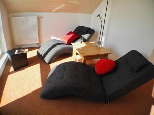 a living room with two chairs and a couch at Auszeit - Nordhorn in Nordhorn +35 photos
