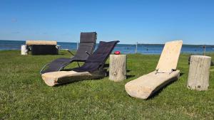 two chairs sitting in the grass near the ocean at LuigeLaguun in Triigi