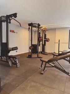 a gym with several machines in a room at Apartamento completo Studio 9 centro Pouso Alegre in Pouso Alegre