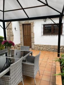 a patio with a table and chairs under a tent at El capricho de la Providencia in Gijón