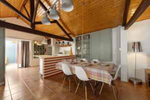 a kitchen and dining room with a table and chairs at Flat 23 in Bombarral