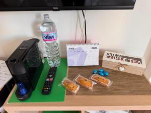 a desk with a remote control and a bottle of water at Casa Aaron in Gorgonzola