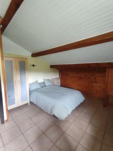 a bedroom with a large bed in a room at Los jardines de Osseja in Osséja