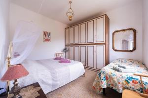 a bedroom with a bed and a mirror at Vita Lenta in Biassa