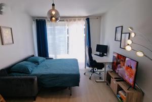 a bedroom with a bed and a desk with a computer at Paris Ouest Bezons Appartement entier in Bezons