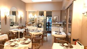 En restaurant eller et andet spisested på Hotel Dandy Rouen centre