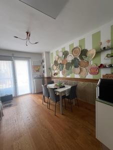 a kitchen with a table and chairs in a room at Casa Cri in Mondovì