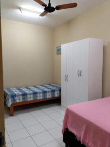a bedroom with a bed and a ceiling fan at Cantinho do Sossego in Indaiatuba