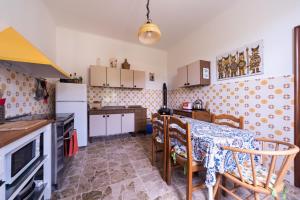 a kitchen with a table and chairs in a room at Vita Lenta in Biassa