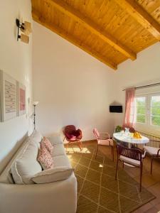 a living room with a couch and a table at A Casa Amodiño in O Freixo