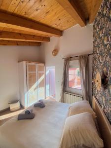 a bedroom with a large bed and a window at A Casa Amodiño in O Freixo