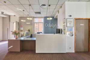 an office with a reception desk and a counter at Appart'hôtel Odalys City - Toulouse Centre Gare in Toulouse