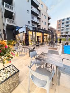 a patio with tables and chairs in a building at Hotel Apart Resilient in Golem