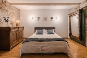 a bedroom with a large bed in a room at Il Gioiello di Frieda - in centro a Muggia in Muggia