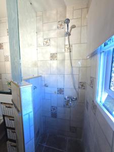 a bathroom with a shower with a glass door at Departamento en San Juan Capital 3 dormitorios hasta 6 personas in San Juan +24 photos