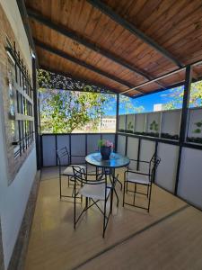 a patio with a table and chairs on a balcony at Departamento en San Juan Capital 3 dormitorios hasta 6 personas in San Juan