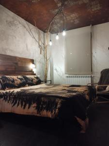 a bedroom with a large bed with a wooden headboard at Paraíso Desconocido 1. Pura Magia in Cardaño de Abajo