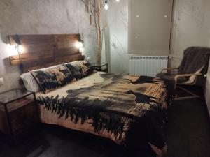 a bedroom with a bed with a wooden headboard and a chair at Paraíso Desconocido 1. Pura Magia in Cardaño de Abajo