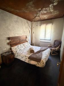 a bedroom with a bed with a wooden headboard at Paraíso Desconocido 1. Pura Magia in Cardaño de Abajo