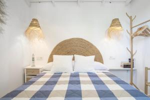a bedroom with a blue and white checkered bed at Tiny House La Loma in Barbate
