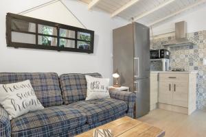 a living room with a couch and a kitchen at Tiny House La Loma in Barbate