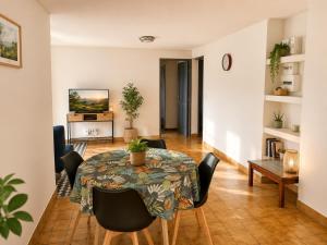 a living room with a table and chairs at Le JUJUBIER in Le Robert