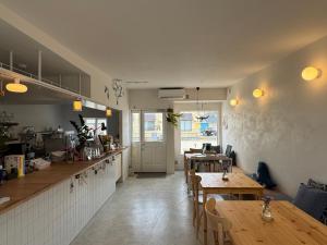 a kitchen and dining room with a table and chairs at Cafe & Stay Flyway in Ogata