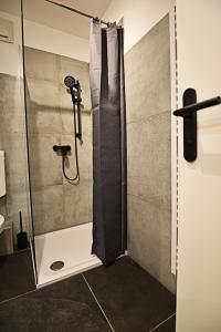 a shower with a glass door in a bathroom at Ries Rosina - bei LKH GRAZ - NEUERÖFFNUNG - Self Check In 24-7 in Graz