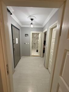 a hallway with a hallway leading to a hallwayngthngthngthngthngthngthngth at Nokta Suite in Trabzon +18 photos