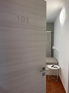 a sliding door in a room with a bed at Affittacamere Cà Bianca in Casa Rossa
