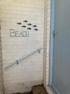 a wall with a sign that says bead room at At Let Se Plek in Jeffreys Bay