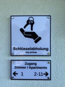 a sign on a wall with a key sign at Ries Rosina - bei LKH GRAZ - NEUERÖFFNUNG - Self Check In 24-7 in Graz