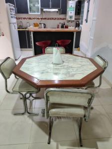 a table and chairs in a kitchen with a sink at Casa chalet cerca nodo y estadio in Santiago del Estero
