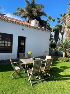 a table and chairs in the yard of a house at La Vereda - Rural getaway, pool, golf & hiking lovers in Tacoronte