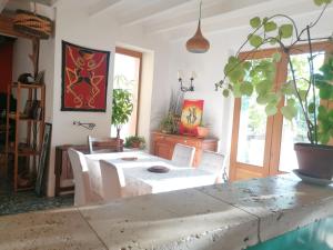 a dining room with a table and a potted plant at Douceur des bois du Quercy in Montcuq