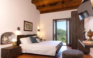 una camera da letto con letto e balcone di Agrifiumara Villa Sofia a San Francesco di Paola Altre 52 foto