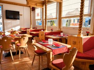 a restaurant with tables and chairs in a room at Hotel-Aparthotel San Bernardino in San Bernardino