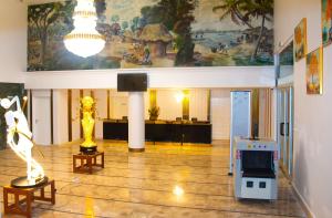 ein Museum mit einer Statue mitten im Raum in der Unterkunft LEBENE Hotel in Lomé + 3 Fotos
