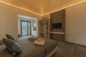 a bedroom with a bed with two towels on it at La dimora del cavatore in Favignana