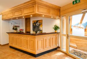 a wooden counter in a room with a window at Hotel-Aparthotel San Bernardino in San Bernardino