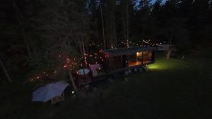 a cabin in the woods at night with lights at LuigeLaguun in Triigi