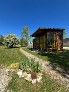 a house with a landscaping in front of it at La Découverte Trouvée in Auxon