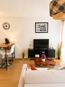 a living room with a couch and a table at Apprt la teste de buch in La Teste-de-Buch