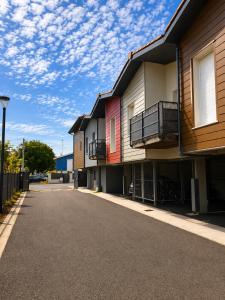 a row of houses with balconies on a street at Apprt la teste de buch in La Teste-de-Buch