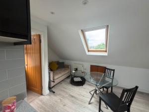 a living room with a couch and a glass table at One Bed Flat Close to Station & River in Reading