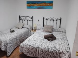 a bedroom with two beds withskirts at Alojamientos Capri in Quesada