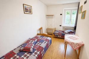 a bedroom with two beds and a window at All'antica Birreria in Predazzo
