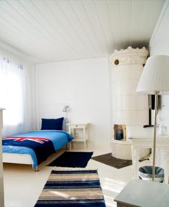 Un pat sau paturi într-o cameră la Johanssons Gårdshotell i Roslagen