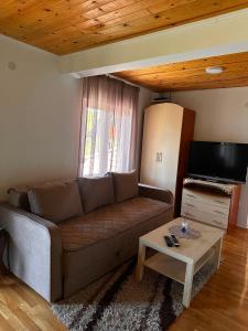 a living room with a couch and a table at Ljubav Stara Zaovine in Lazići
